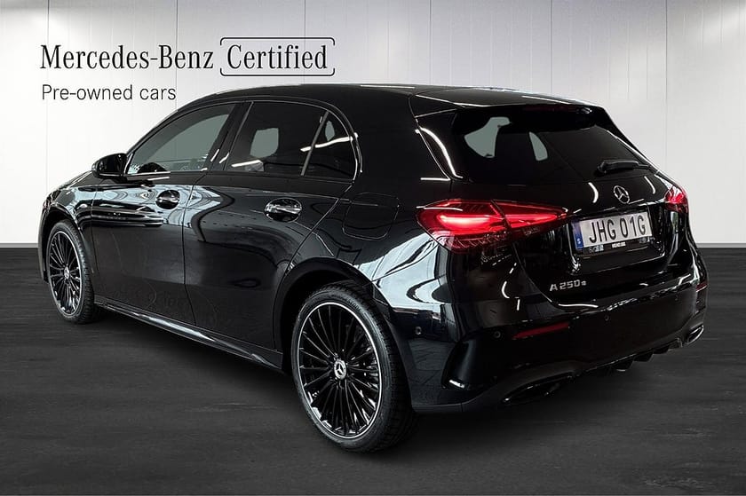 Bild 4 av Mercedes-Benz A 250 e AMG Burmester Keyless Rattvärme Panelbelysning