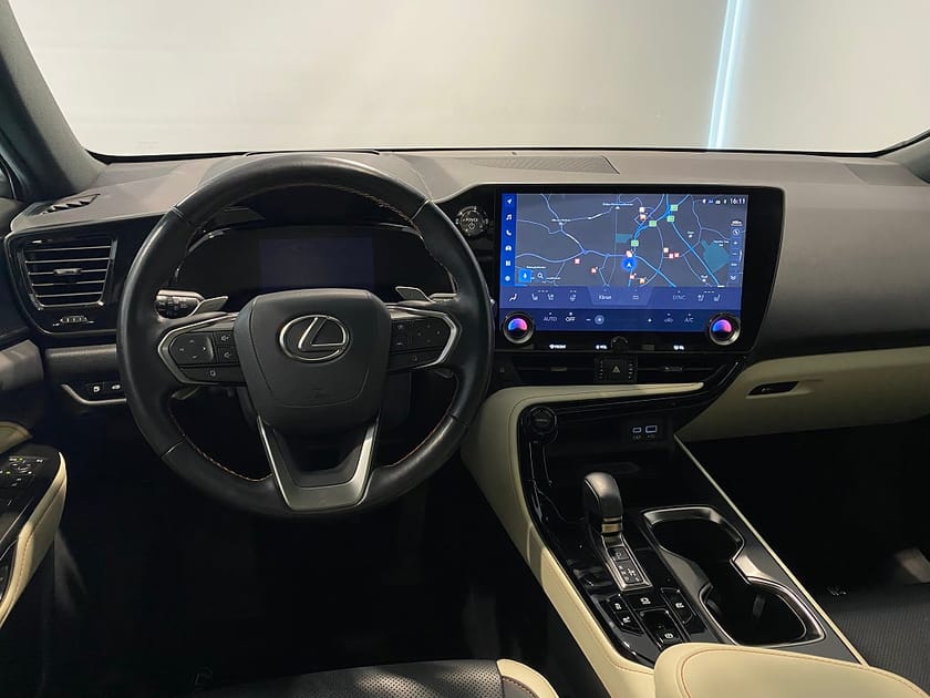Bild 3 av Lexus NX 350h AWD E-CVT Head-Up Display Panoramatak