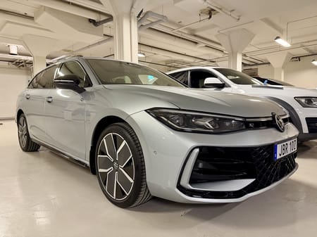 Volkswagen Passat Variant eHybrid R-Line (272hk) Navi Drag Pano