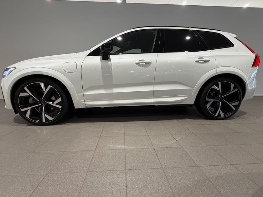 Bild 3 av Volvo XC60 T6 Plus Black Nordic Edition / 360 kamera / Panorama tak / Minnesstol / Dragkrok / 10 000kr tillbehör /
