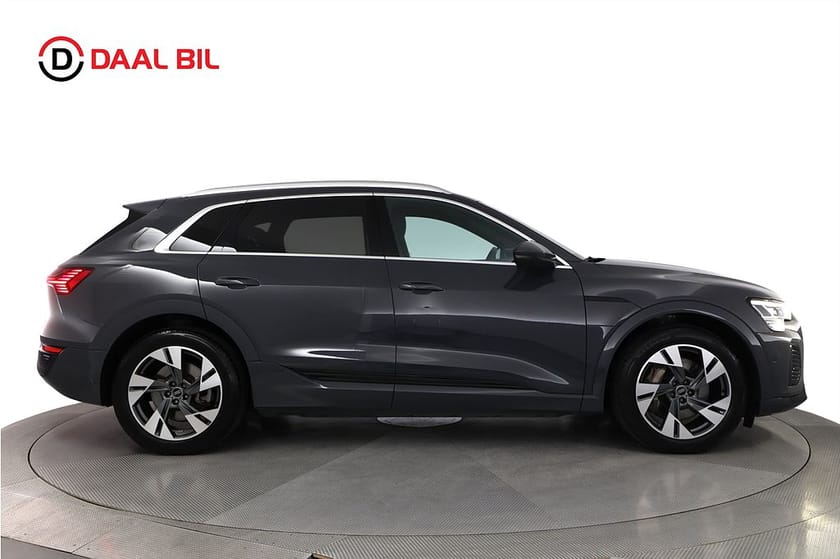 Bild 5 av Audi Q8 55 e-tron quattro 114 kWh 408HK S-LINE B-KAM NAVI ACC LUFTFJÄD
