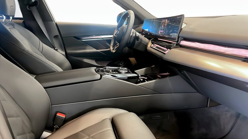 Bild 3 av BMW 530e xDrive Touring M-Sport Drag Rattvärme