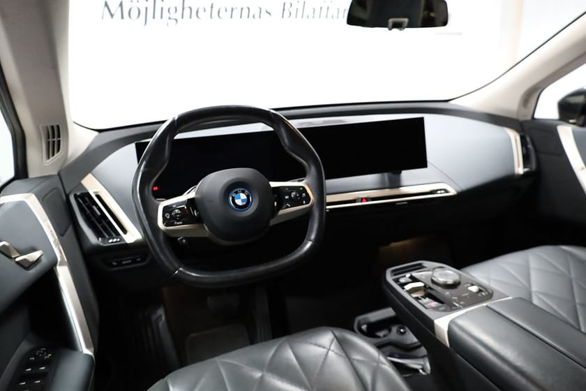 Bild 3 av BMW iX xDrive50 Sport / Drag / Luftfjädring / Aktiv Styrning