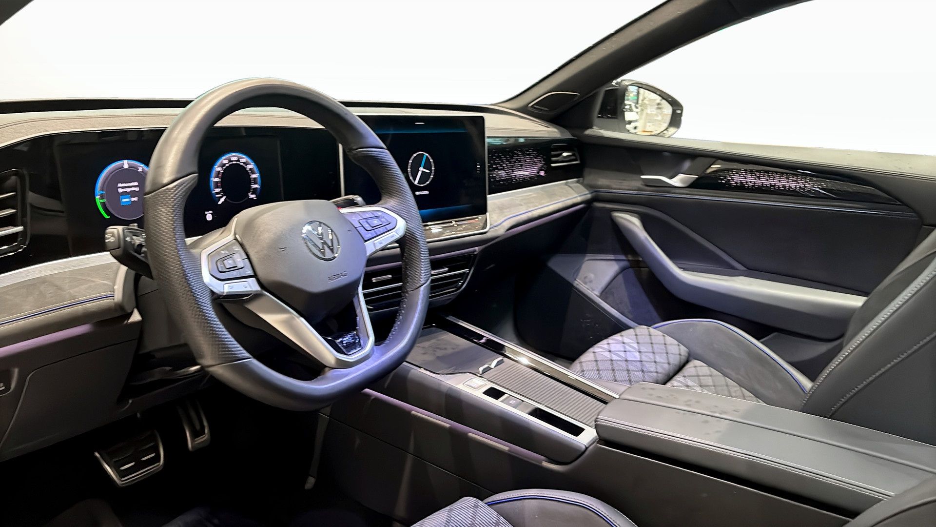 Volkswagen Passat 1.5 eHybrid R-Line 2025, photo 7/10
