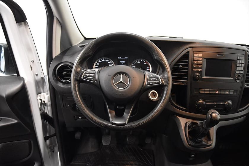 Bild 2 av Mercedes-Benz Vito 111 CDI 2.8t Inredning 3 sits Lång Drag Moms 114hk