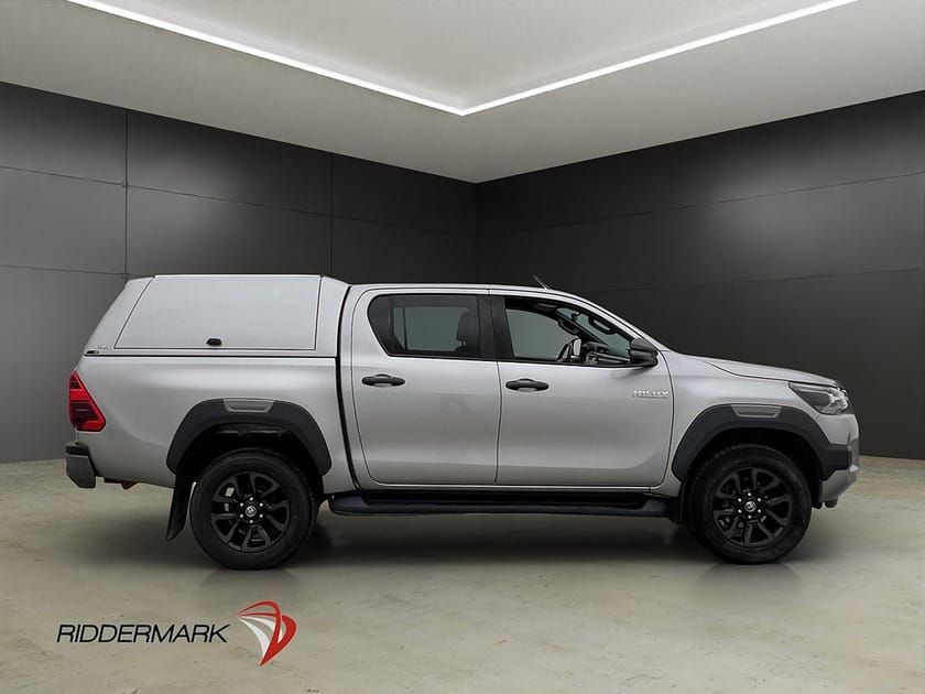 Bild 2 av Toyota Hilux Dubbelhytt Invincible 2.8 4WD D-Värmare Drag JBL Diff Kåpa