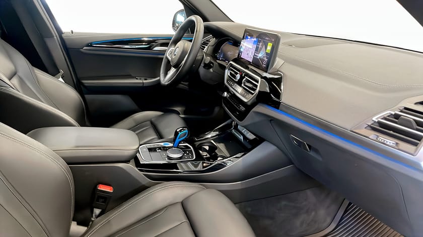 Bild 3 av BMW iX3 - Drag Rattvärme Parkeringsassistent Förarassistent