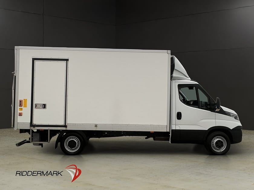 Bild 2 av Iveco Daily 35-160 Chassi Cab 2.3JTD BAKGAVELLYFT 3-Sits Kamera Sidodörr Moms