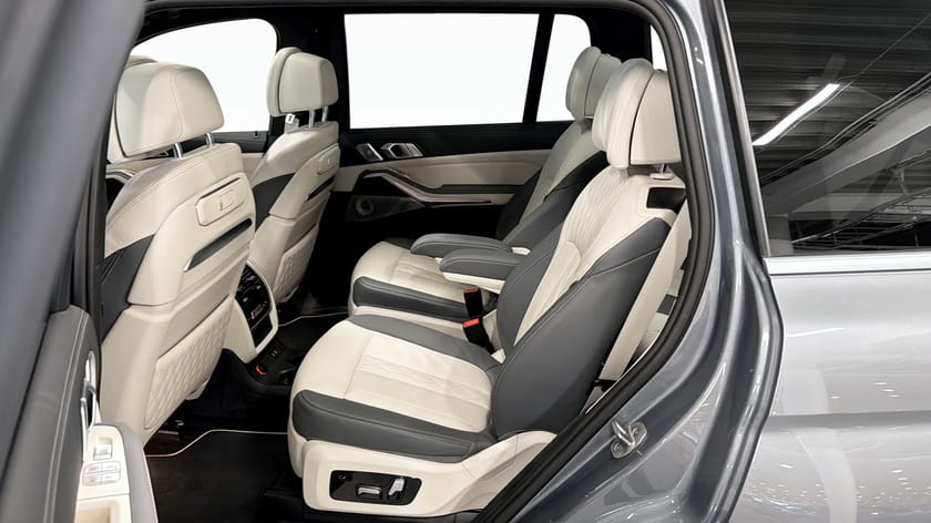 Bild 5 av BMW X7 M60i xDrive M-Sport 6-Sits B&W Panosky Softlose Massage Värmare