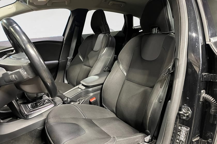 Bild 3 av Volvo V40 D2 115 HK MOMENTUM D-VÄRM BACKKAMERA BT PDC KAMREM BYTT