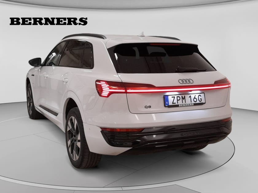 Bild 3 av Audi Q8 55 e-tron quattro / 20TUM / Drag / Matrix / Svart