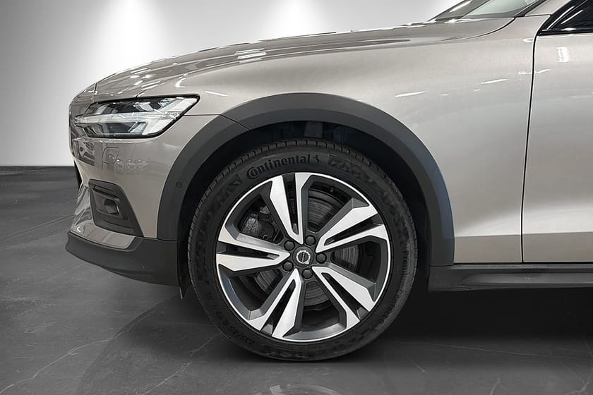 Bild 2 av Volvo V60 Cross Country B4 AWD 197hk Advanced Pro Edition Moms H/K Pano Skinn