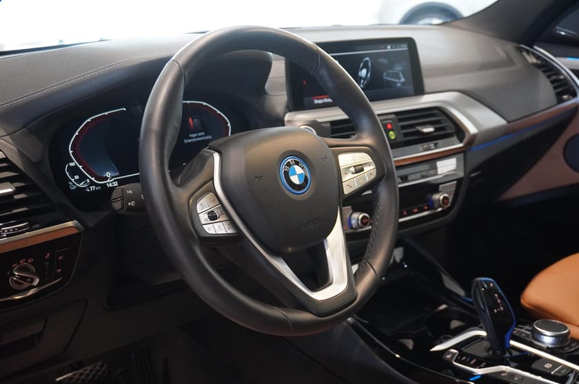 Bild 2 av BMW iX3 Charged Plus Drag Panorama Läder Keyless hk HUD 286hk
