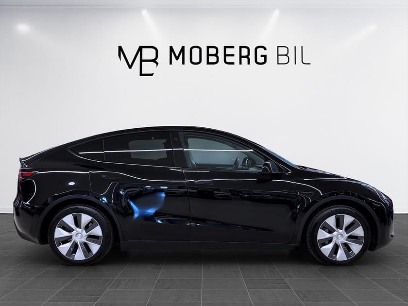 Bild 4 av Tesla Model Y Standard Range RWD 299hk Pano Drag B-kamera