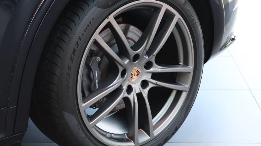 Bild 4 av Porsche Cayenne E-Hybrid / Platinum Edition / Sportavgassystem / Massagestolar /