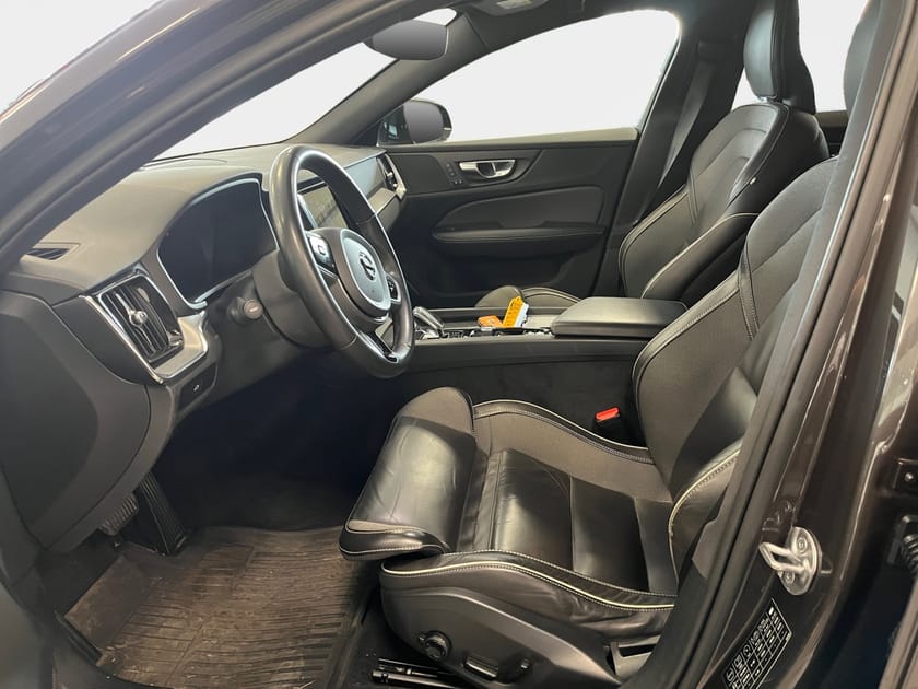 Bild 3 av Volvo V60 B4 Plus Dark *Elstolar fram/Drag/Backkamera*