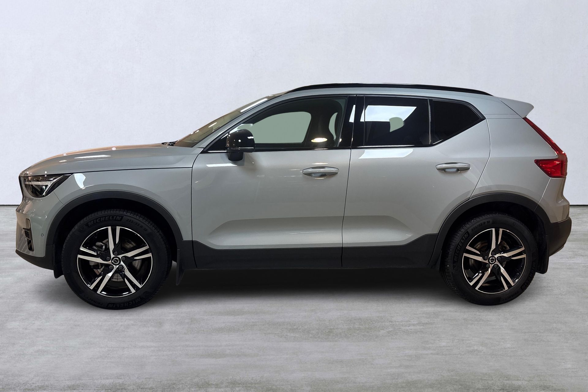 Volvo XC40 B3 FWD Bensin Plus Dark 2025, bild 2/10