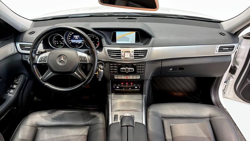 Bild 4 av Mercedes-Benz E 220 CDI BE Sedan | Drag | Navi | Helskinn | 170hk