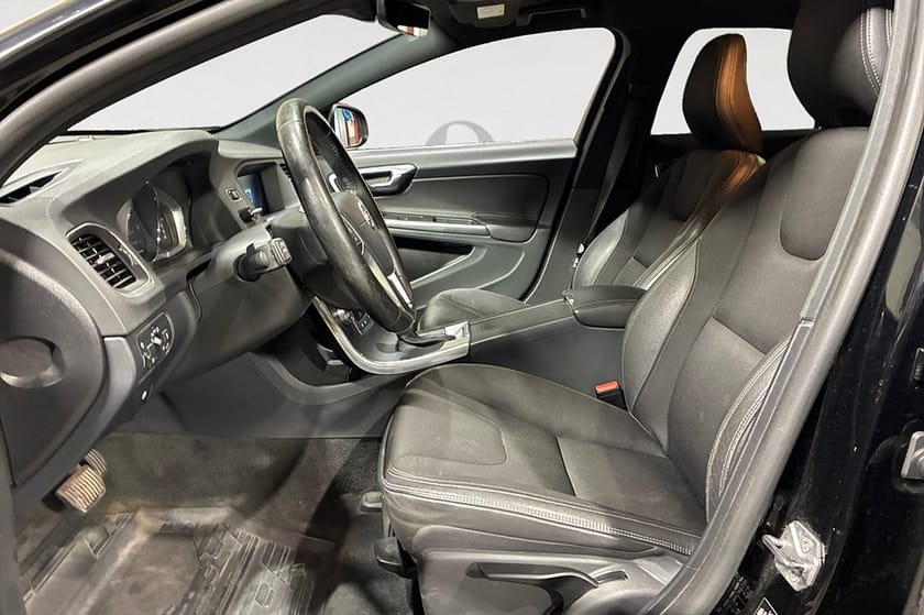 Bild 3 av Volvo V60 D3 150 HK AUT MOMENTUM D-VÄRM PDC VOC 12300MIL 17"