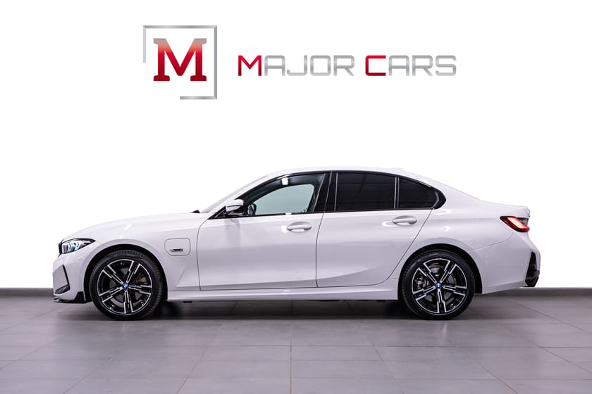 Bild 3 av BMW 330e xDrive Sedan M Sport Widescreen Shadowline Drag 292hk