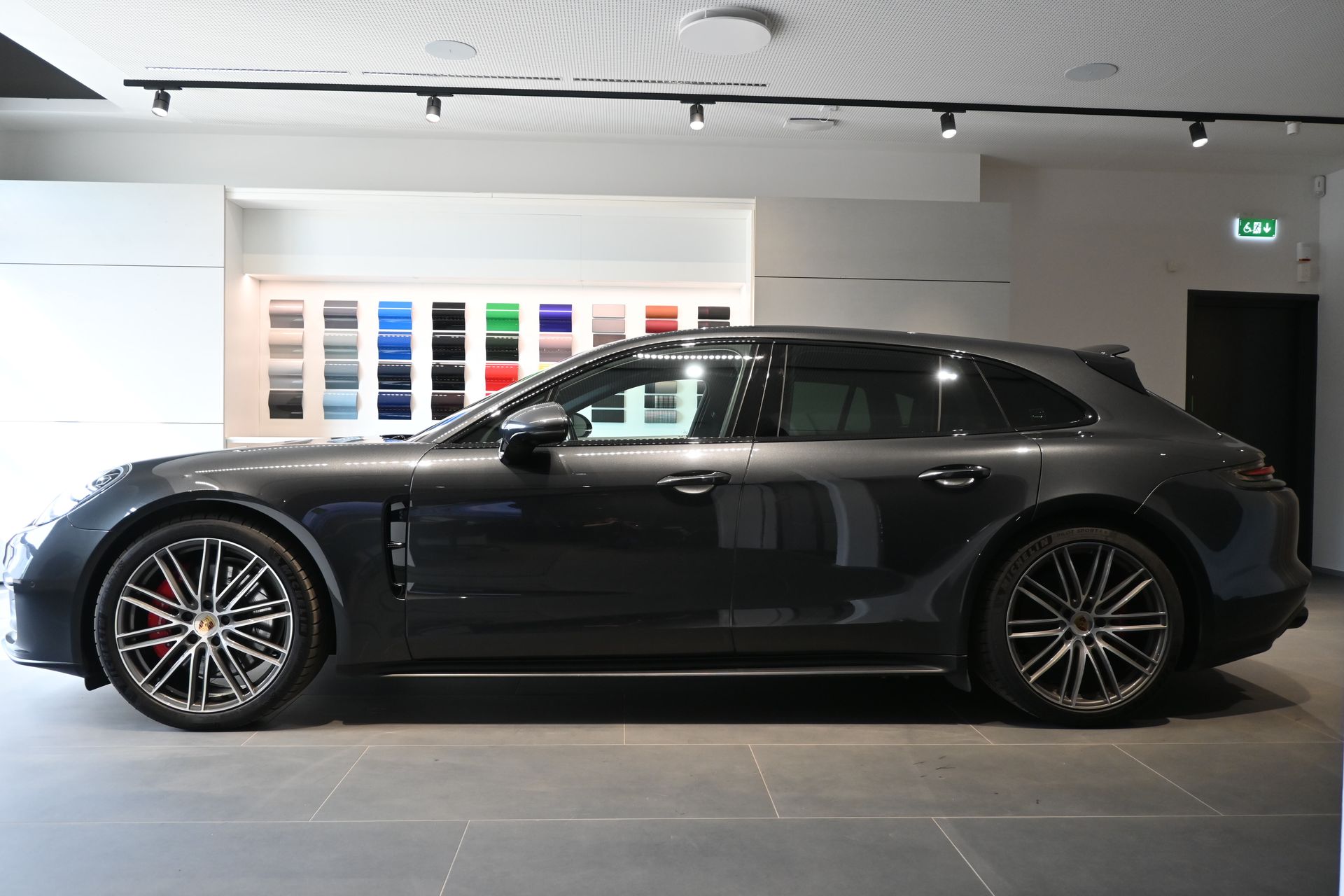 Porsche Panamera GTS Sport Turismo 2019, bild 4/27