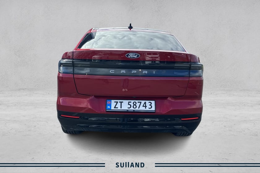 Bilde 3 av Ford Capri EV Extended Range AWD Hel elektrisk firehjulstrekker en lekker rødfarge