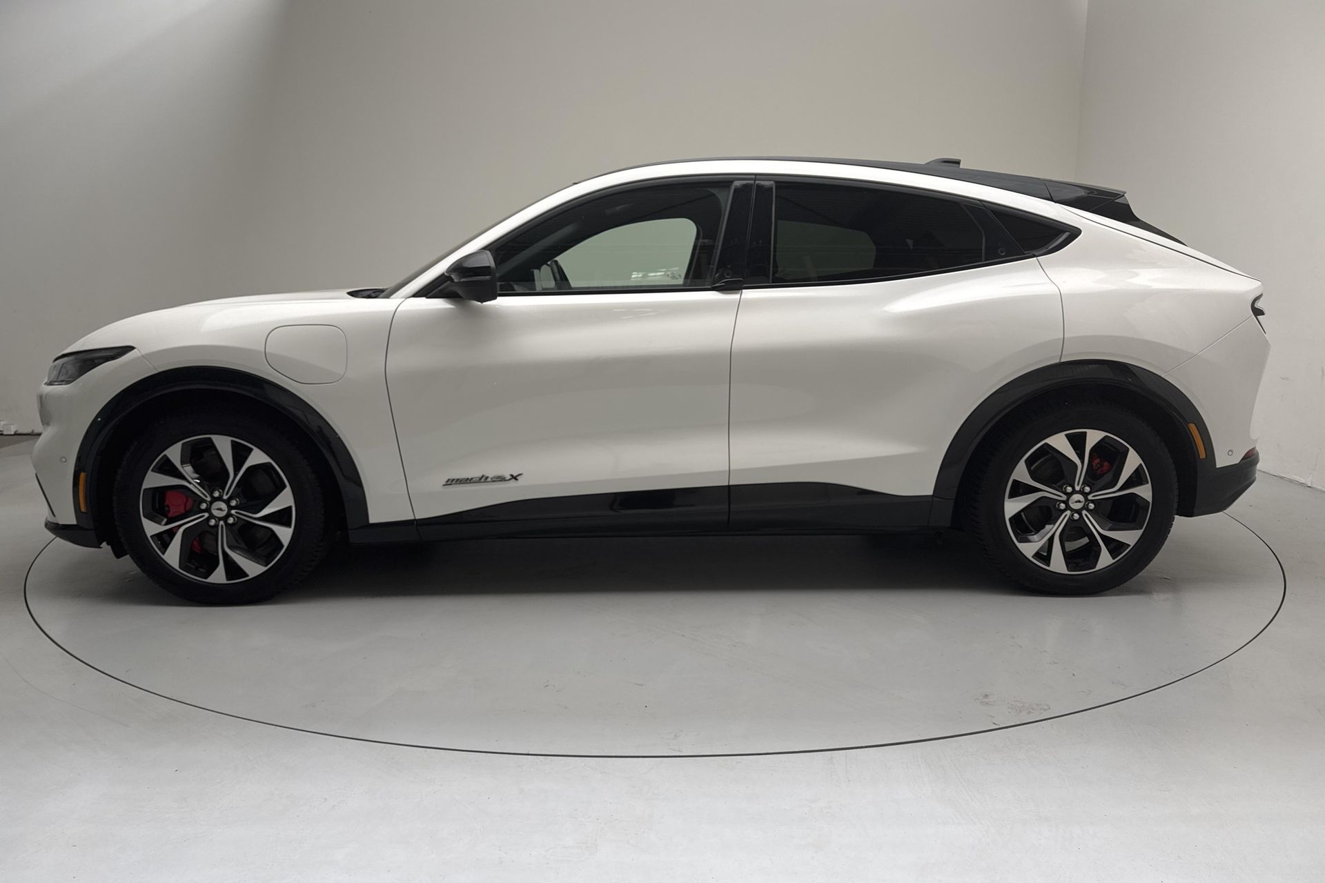 Ford Mustang Mach-E Long Range AWD 2021, bild 2/10