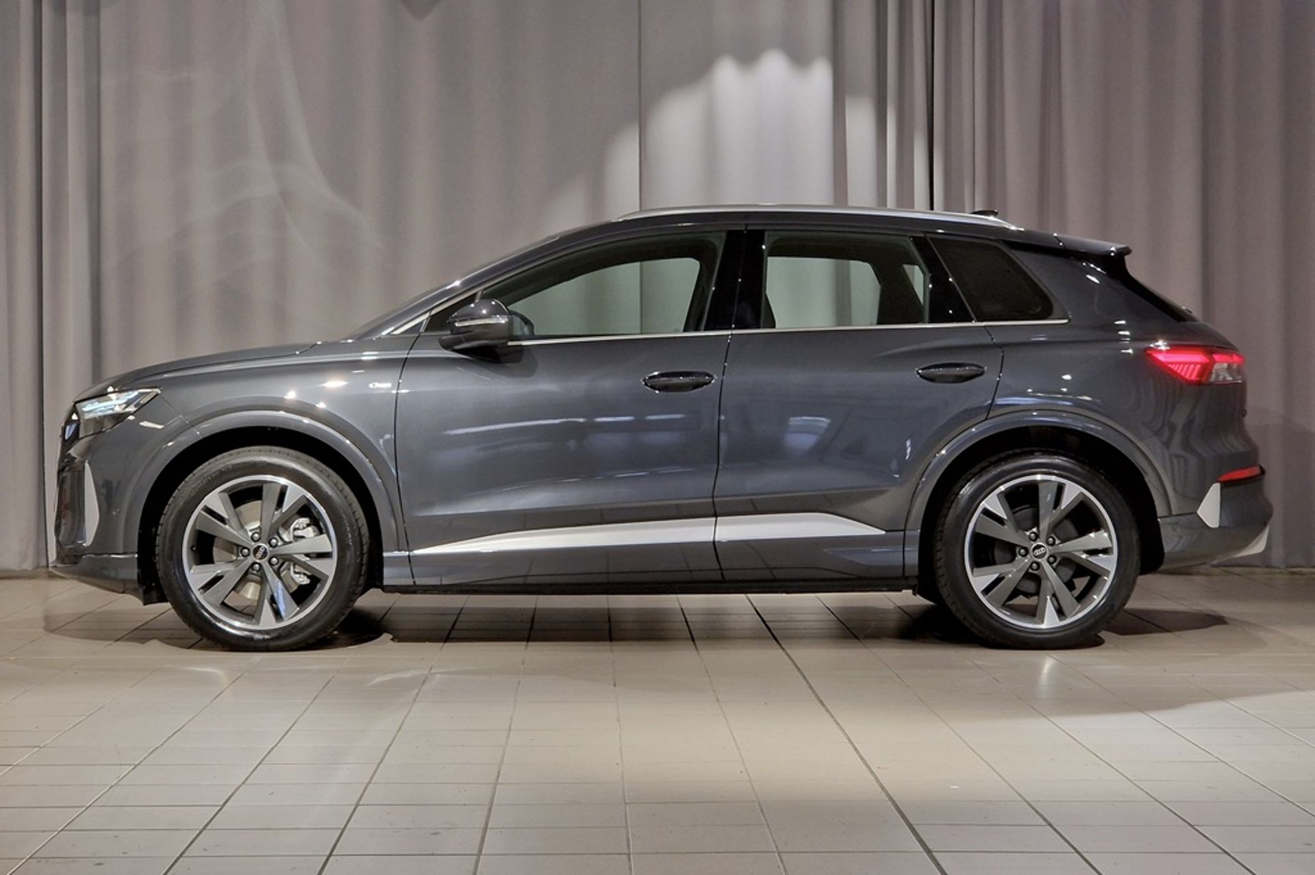 Audi Q4 e-tron SUV QUATTRO 220 KW 2027, bild 2/10