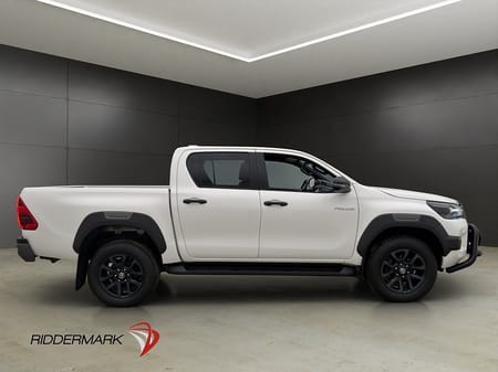 Toyota Hilux Dubbelhytt Invincible 2.8 4WD Drag Diff FACELIFT JBL Moms