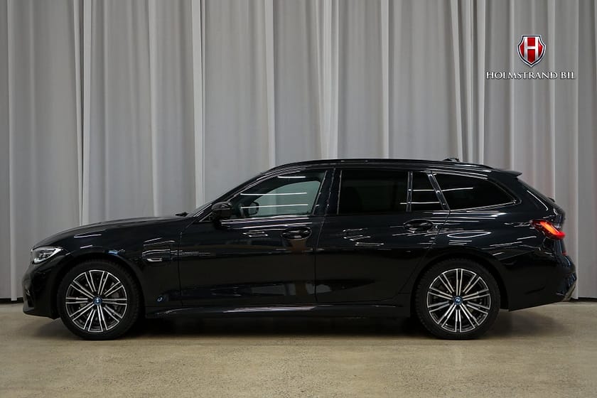 Bild 1 av BMW 330e xDrive Touring M Sport Drag Kamera Skinn Carplay Ambient
