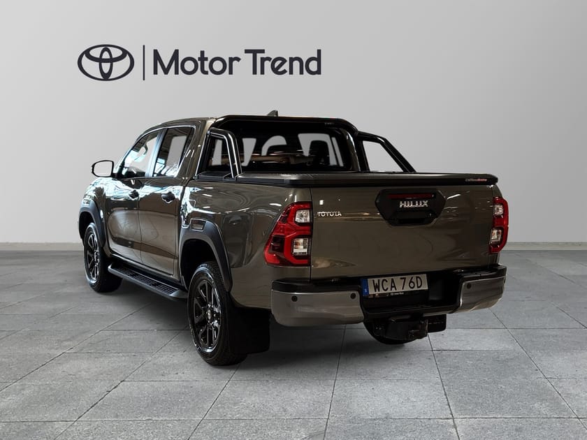 Bild 2 av Toyota Hilux Dubbelhytt 2.8 MHEV 4WD Invincible Flaklock Vhjul