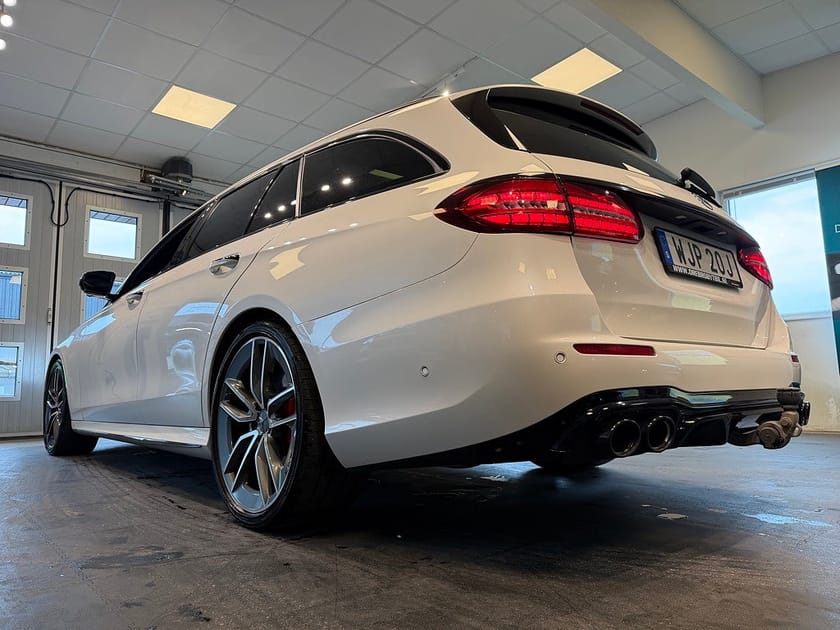 Bild 3 av Mercedes-Benz AMG E 53 T 4MATIC+ Dynamic Plus Kolfiber Massage UNIK