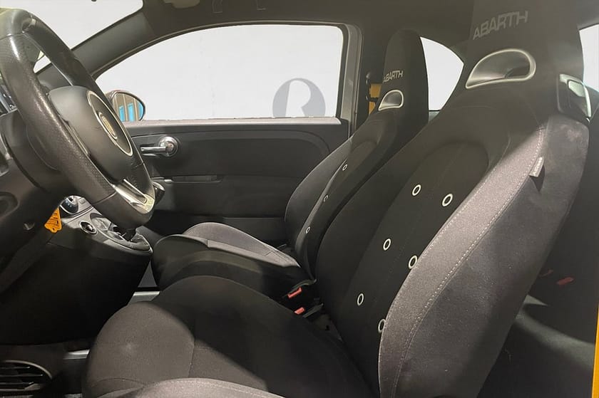 Bild 3 av Abarth 595 1.4 T-JET 16V 145 HK NAVI CARPLAY NYSERV 7400MIL 17"