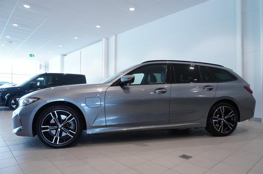 Bild 3 av BMW 330e xDrive Touring M-Sport Drag Fartpilot HiFi