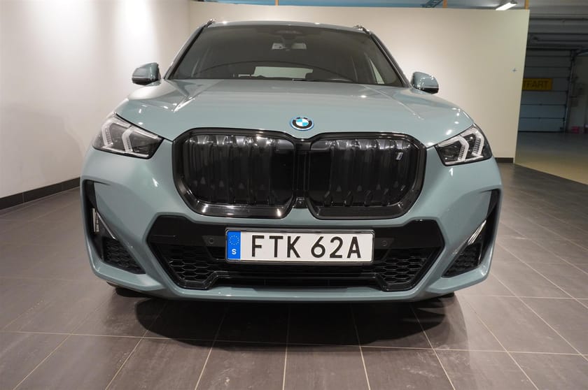Bild 2 av BMW iX1 xDrive30 M Sport Innovation H K Drag DAP Pap