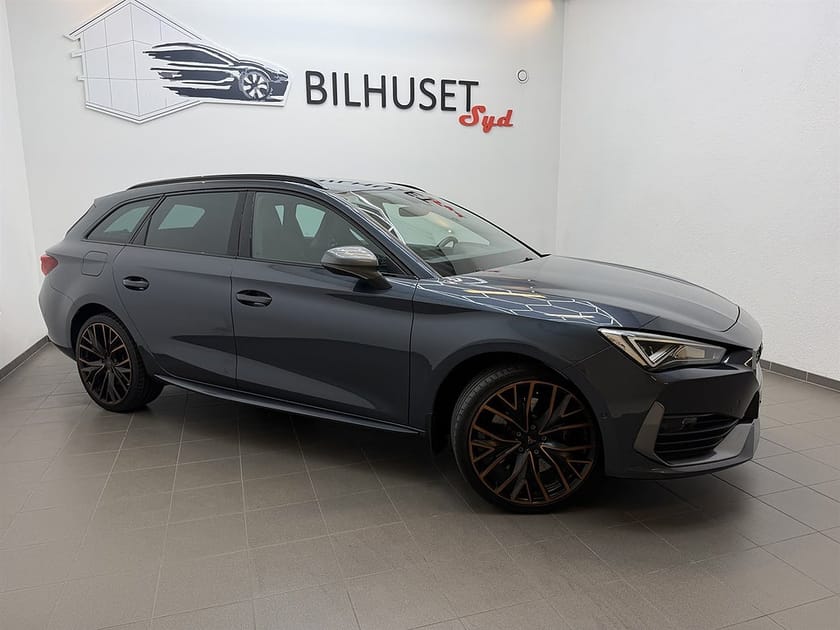 Bild 2 av CUPRA Leon Sportstourer e-Hybrid 245hk Cockpit/Navi/Bkamera/19"Fälg/Krok/AdaptivF/Carpla