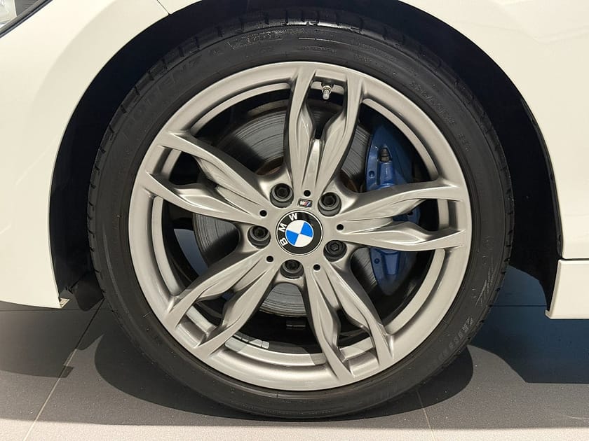 Bild 5 av BMW M135i Glastaklucka HiFi Högtalare Sportstolar 18"