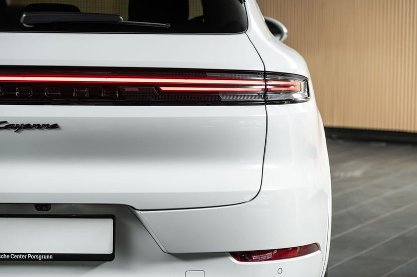 Bilde 4 av Porsche Cayenne E-Hybrid Rear-axel/Sportseksos/Pano/22"/HD-Matrix/18vei