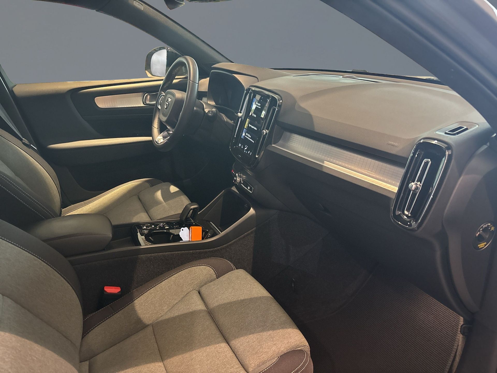 Volvo XC40 Recharge T4 Plus Dark 2023, photo 7/10