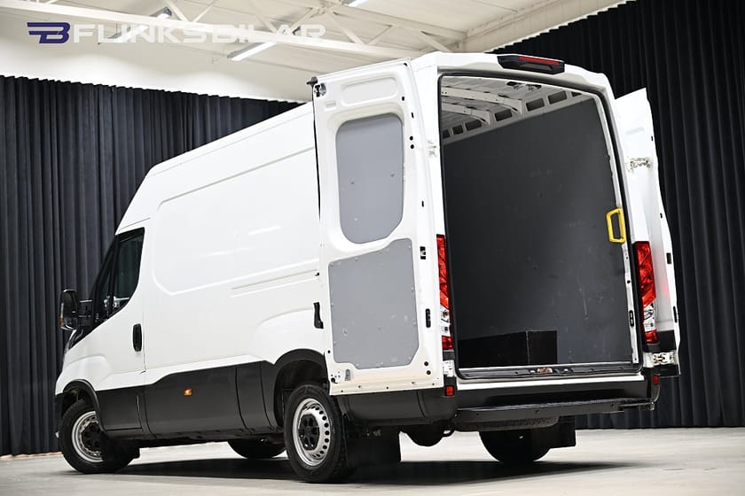 Bild 4 av Iveco Daily 35-140 Van 2.3 JTD Hi-Matic 136HK Automat|Webasto|3.5ton-dragvikt