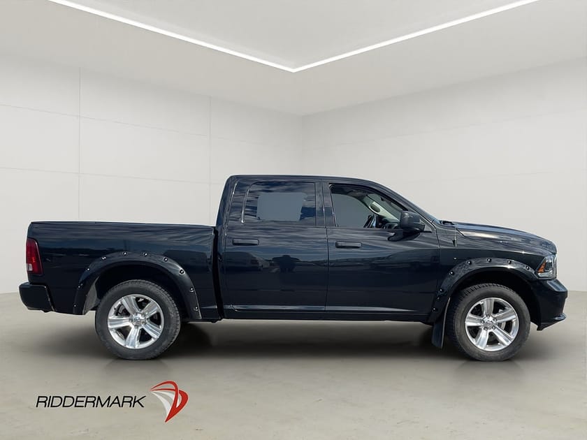 Bild 2 av RAM 1500 Crew Cab Dodge Sport Black Style 5.7 V8 Drag Skinn B-Kamera