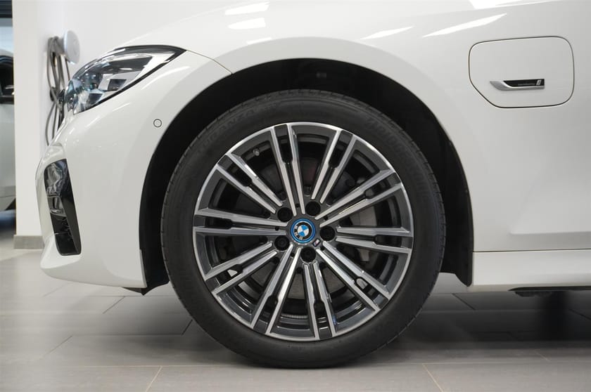 Bild 2 av BMW 330e xDrive Touring M Sport Drag HiFi