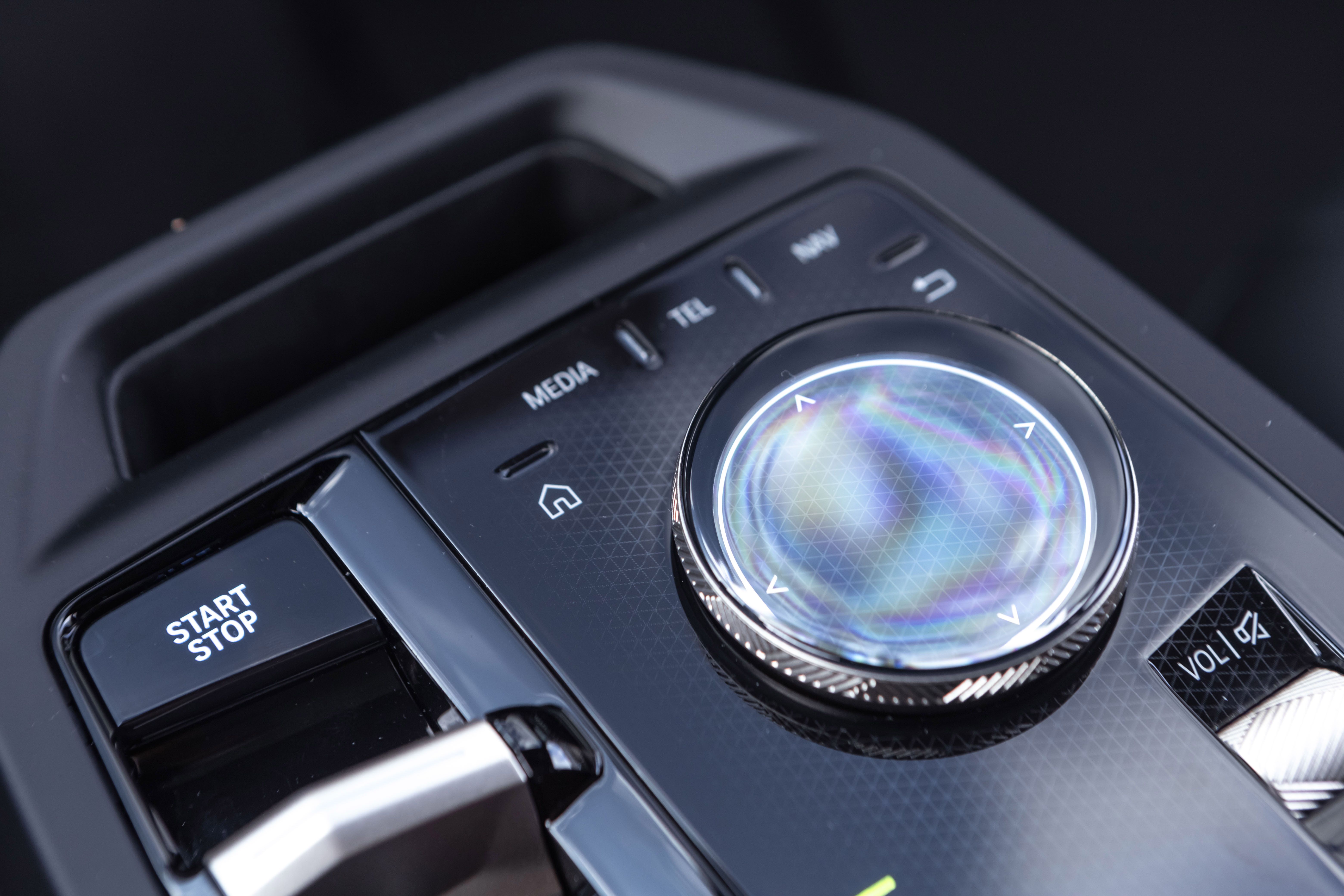 BMW iX xDrive60, 544hp, 2025