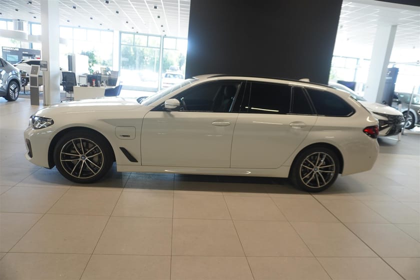 Bild 3 av BMW 530e xDrive Touring M Sport Drag Helljusassistent DAP Sportstol Rattvärme Kamera