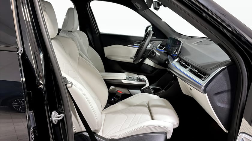 Bild 3 av BMW iX1 xDrive30 M Sport Business HUD 360 H&K DAP