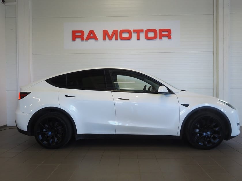 Bild 4 av Tesla Model Y Long Range AWD 514hk Moms 20" Induction Pano