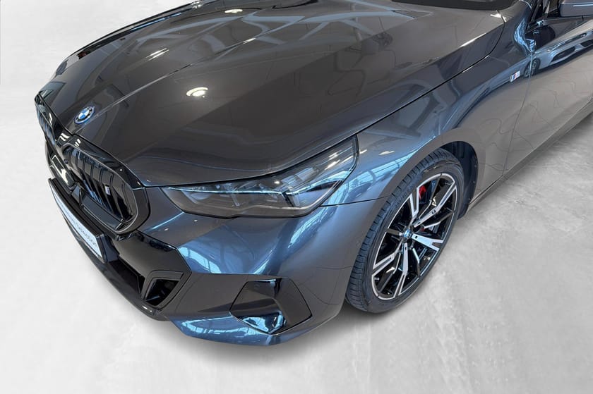 Bilde 3 av BMW i5 xDrive40 Touring Fully charged M pro Panorama krok 360 B&W