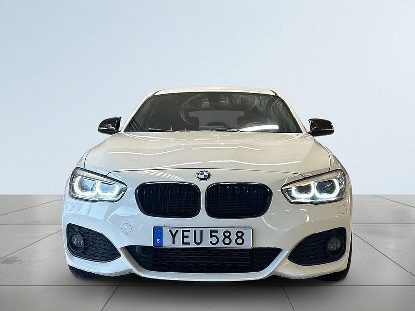Bild 2 av BMW 118i 5-dörrars M Sport Mvärmare Svart innertak Fhållare S&V