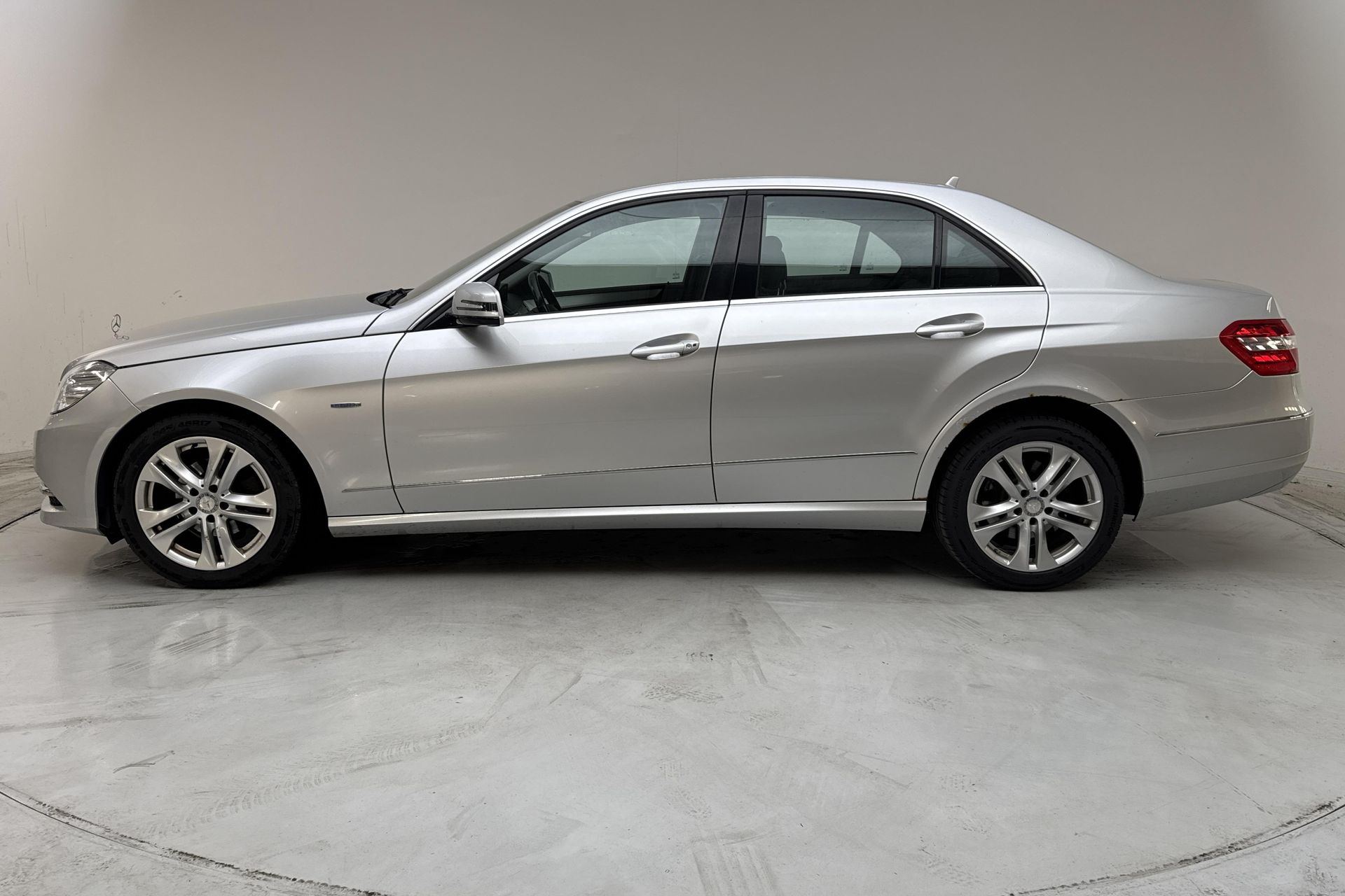 Mercedes-Benz E 200 BlueEFFICIENCY 2011, bild 2/10