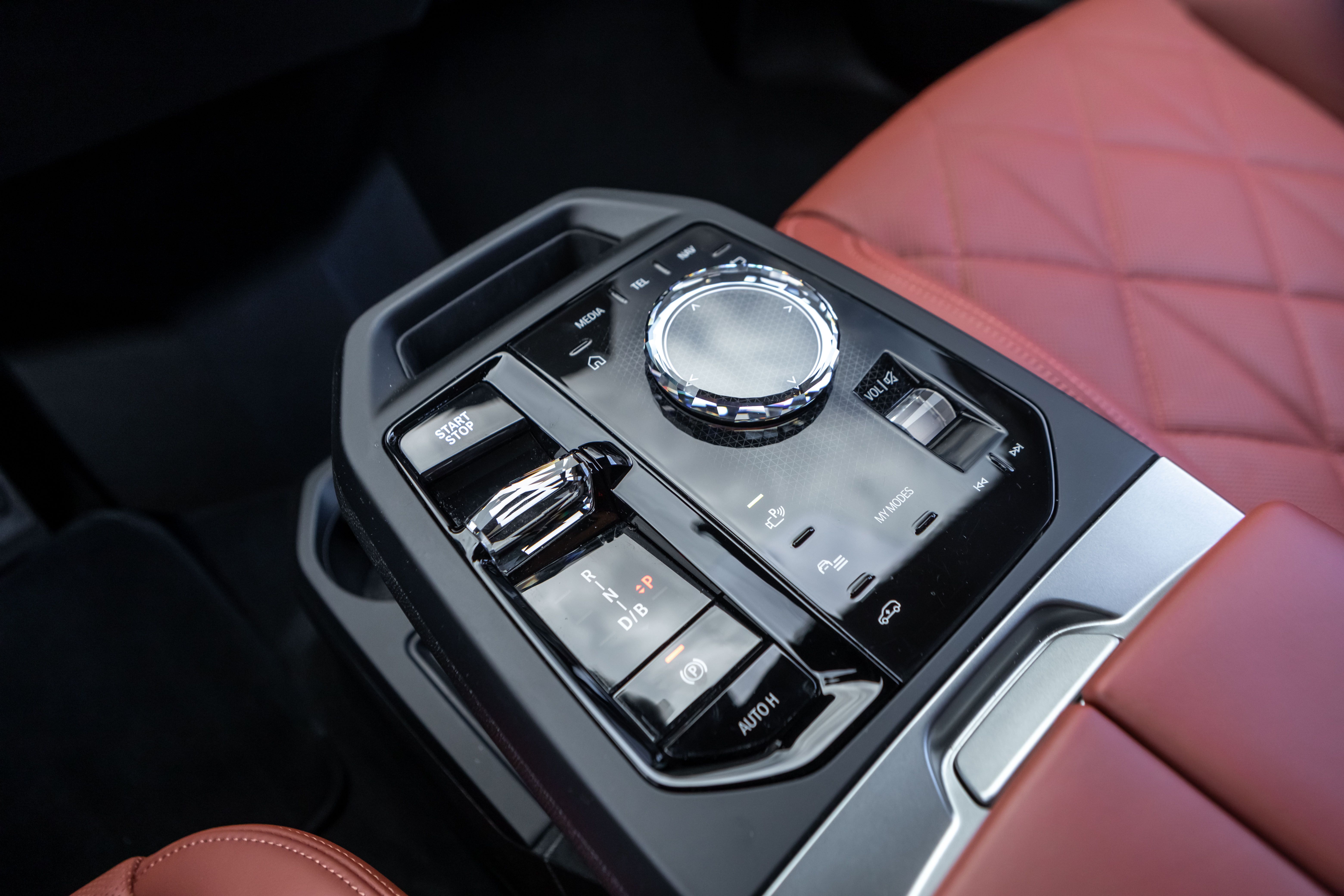BMW iX xDrive60, 544hp, 2025